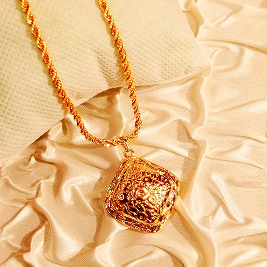 Elegant gold plated necklace with 1 carat chain